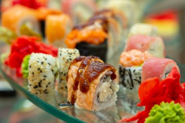 Çok çeşitli taze suşi ruloları. Ortasına odaklan. yemek servisi..
