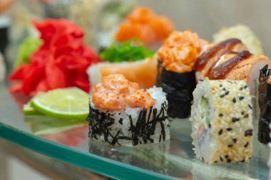 Çok çeşitli taze suşi ruloları. Ortasına odaklan. yemek servisi..