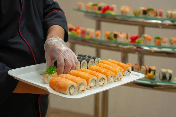 Servitören Lägger Sushin Catering — Stockfoto