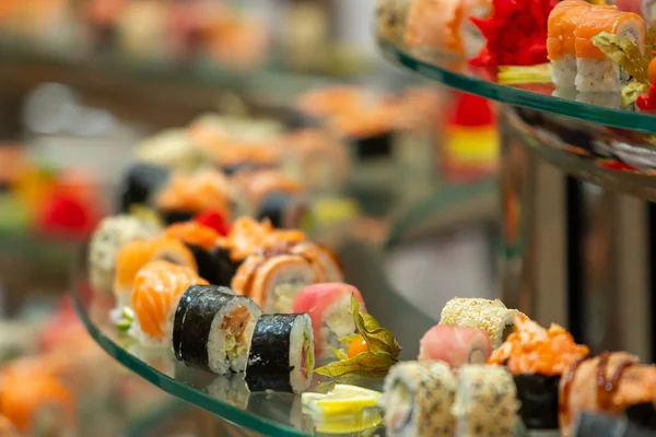 Rollos Sushi Fresco Con Gran Variedad Enfoque Selectivo Medio Catering — Foto de Stock