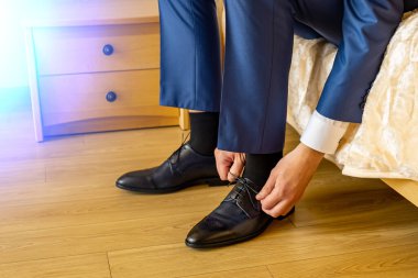 İş adamı ya da damat klasik şık ayakkabılar giyer..