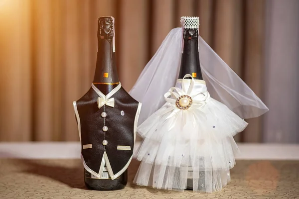 Garrafas Casamento Champanhe Lindamente Decorados Como Noiva Noivo Juntos Mesa — Fotografia de Stock