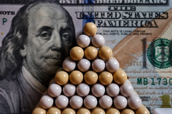 Piramit şeklinde haplar dolar banknotunun arka planında