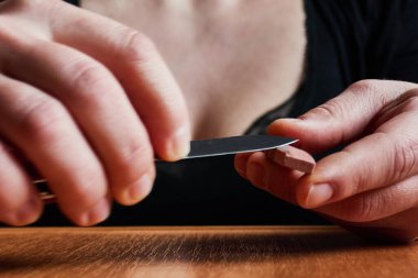 Kadın keskinleştirme bıçağı, keskinleştirme için küçük bir taş, kamp seti.