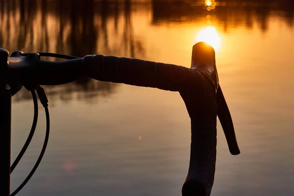 Fahrrad See Lenkrad Über Wasser Bei Sonnenuntergang Schotterrad Aus Nächster — Stockfoto