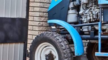 Köydeki eski model traktör, kaza.