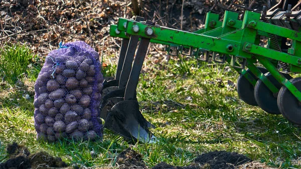 Trekker Met Een Ploeg Voor Het Planten Van Aardappelen Het — Stockfoto