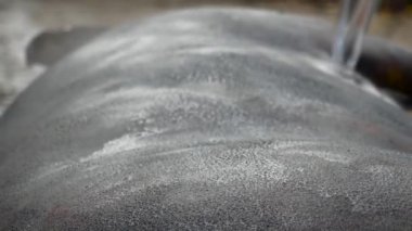 Yangınla domuz ve saç kesimi