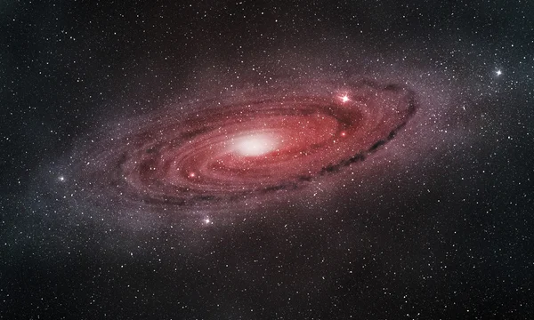 Brillante galaxia espiral de color rojo púrpura en el espacio exterior — Foto de Stock
