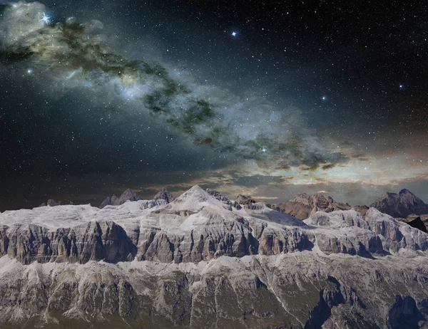 Helle Milchstraße auf einer Berglandschaft — Stockfoto