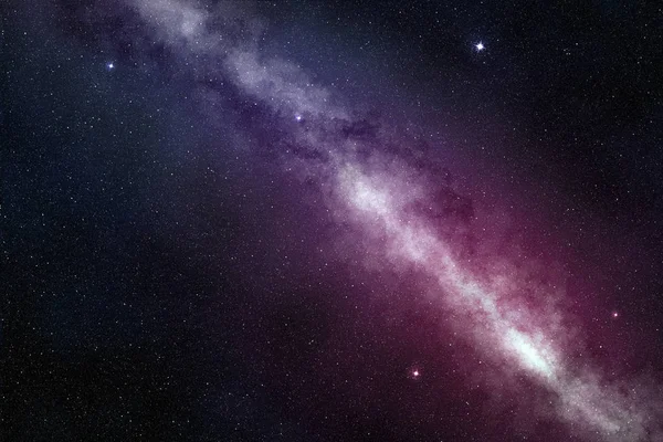 Samanyolu bir yıldızlı gece gökyüzünde parlayan — Stok fotoğraf
