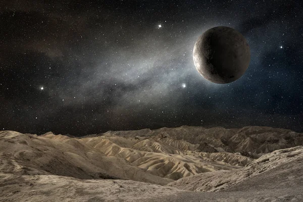 Luna pe un peisaj deșert într-o noapte înstelată — Fotografie, imagine de stoc