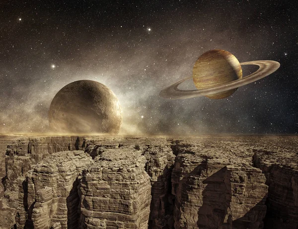 Saturn și luna pe cerul unui peisaj sterp — Fotografie, imagine de stoc