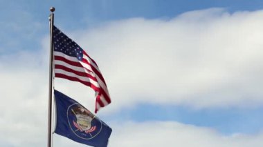 Amerikan ve utah eyalet bayrakları rüzgarda