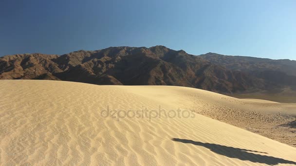 Vrouw klimmen een uitzichtpunt in de death valley — Stockvideo