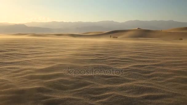 Над песчаными дюнами в Долине Смерти — стоковое видео
