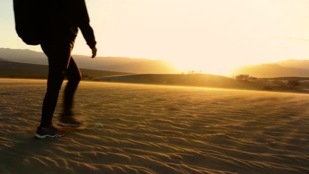 死の谷の砂丘の砂の上を歩く女性 — ストック動画