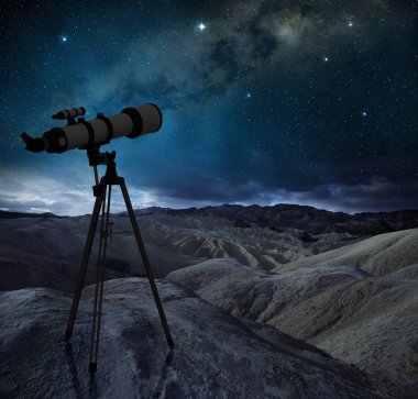 Samanyolu ıssız bir manzarada işaret teleskop tripod 