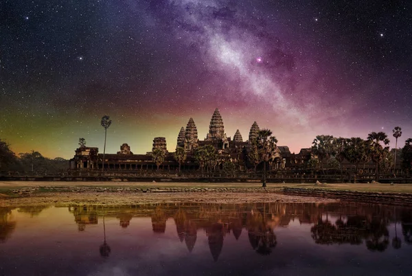 Stjärnhimmel ovanför angkor wat templet — Stockfoto
