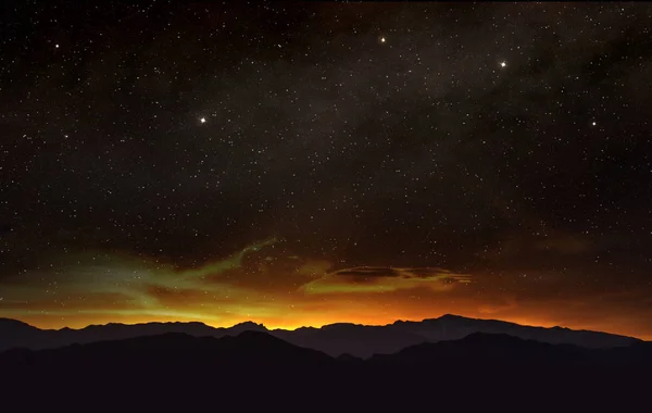 Scène van de sterrenhemel nachtelijke hemel bij zonsondergang in de heuvels — Stockfoto