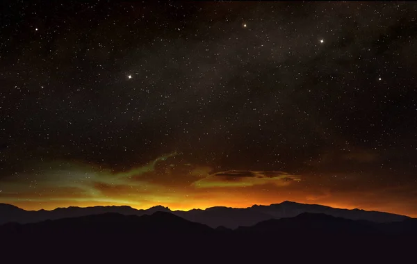 Cena do céu estrelado noite ao pôr do sol nas colinas — Fotografia de Stock