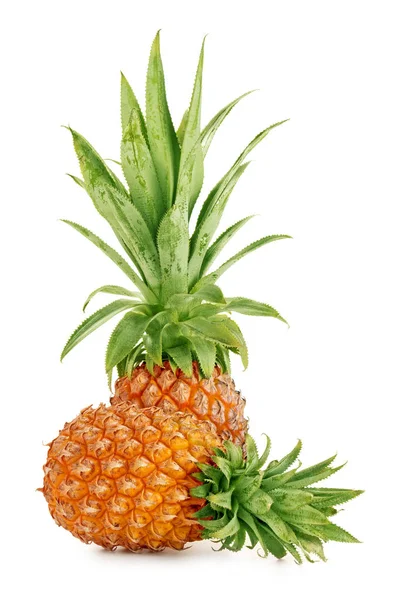 Dwa dojrzały ananas na białym tle — Zdjęcie stockowe
