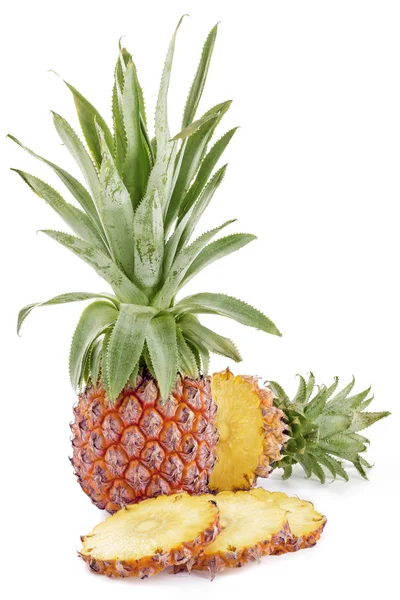 Dojrzały ananas i plastry na białym tle — Zdjęcie stockowe