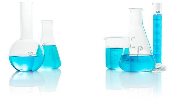 Chemiegläser mit blauer Flüssigkeit isoliert auf weiß — Stockfoto