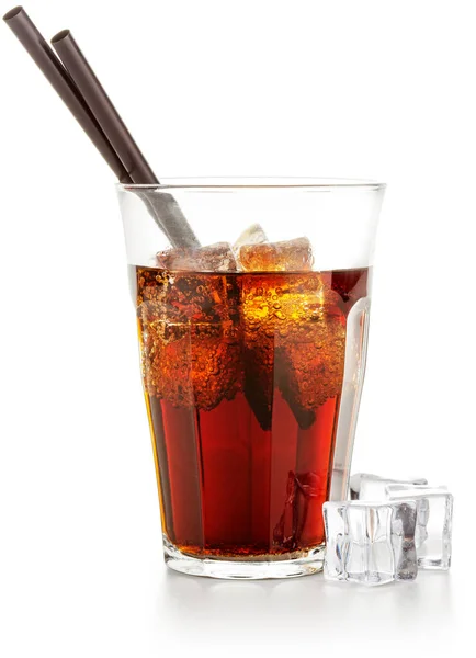 Cokes glas en ijsblokjes geïsoleerd op witte achtergrond — Stockfoto