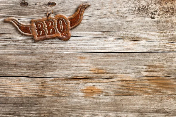 Bbq semn atârnat pe un perete de lemn — Fotografie, imagine de stoc