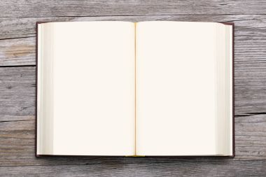 eski ahşap arka plan üzerinde kitap açık