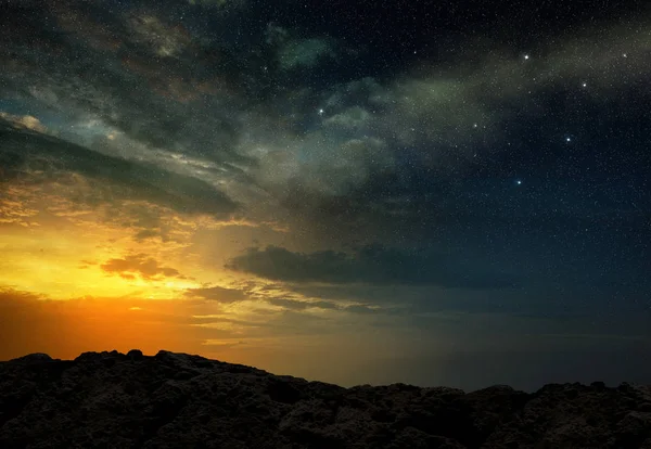 Widok na rozgwieżdżone niebo, o świcie — Zdjęcie stockowe