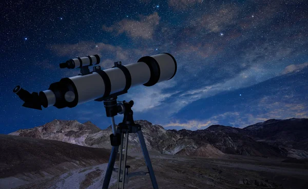 Telescopio Trípode Apuntando Cielo Nocturno —  Fotos de Stock