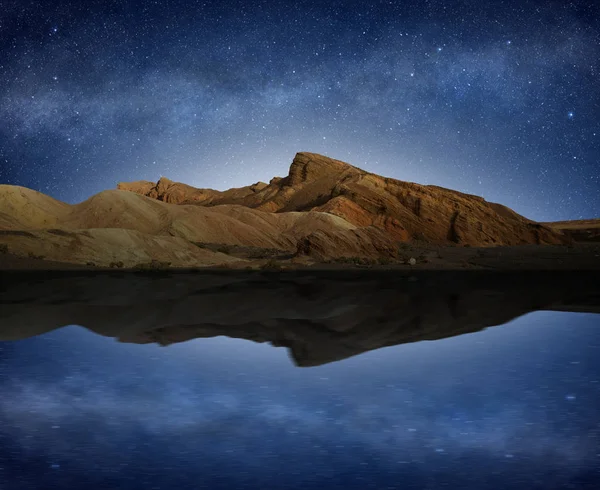 Colina Rocosa Reflejada Agua Bajo Cielo Nocturno Estrellado —  Fotos de Stock