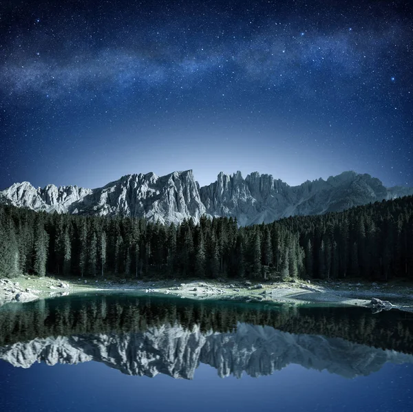 Cordillera Bosque Abeto Reflejándose Lago Alpino Por Noche — Foto de Stock