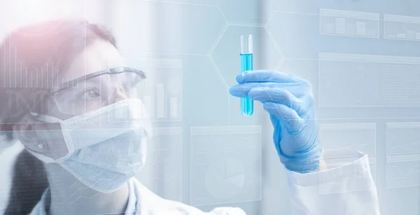 薄い青の背景に試験管を持つ女性化学者は — ストック写真