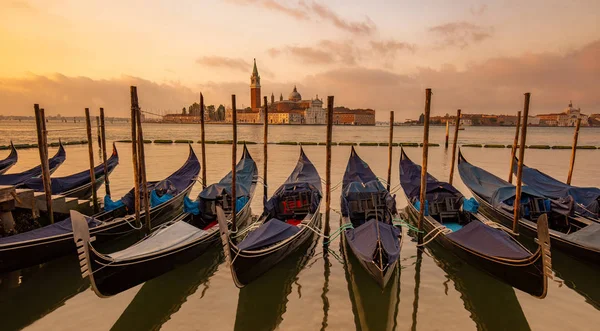 Gondolas Fortøyd Markusplassen San Giorgio Maggiore Kirke Bakgrunnen Venezia Italia – stockfoto