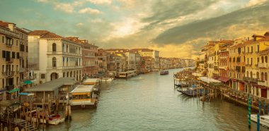 Günbatımında Rialto Köprüsü 'nden Büyük Kanal manzarası, Venedik, İtalya
