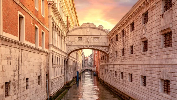Utsikt Den Berømte Broen Sighs Ponte Dei Sospiri Venezia Italia – stockfoto