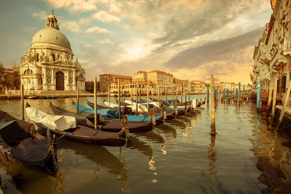 Góndolas Amarradas Gran Canal Iglesia Santa Maria Della Salute Fondo — Foto de Stock