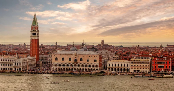 Utsyn Markuskirken Hundepalasset Sommeren Venezia Italia – stockfoto