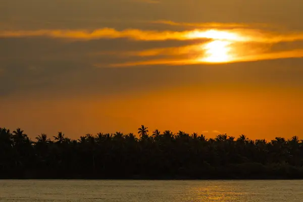 Romantico Tramonto Arancione Sulle Palme Isola Delle Maldive — Foto Stock