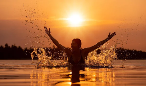 Silhouette Einer Frau Die Bei Sonnenuntergang Infinity Pool Planscht — Stockfoto