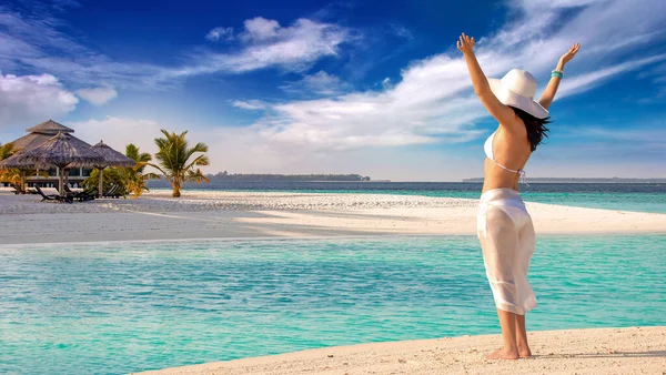 Frau Mit Erhobenen Armen Bikini Und Hut Strand Der Malediven — Stockfoto