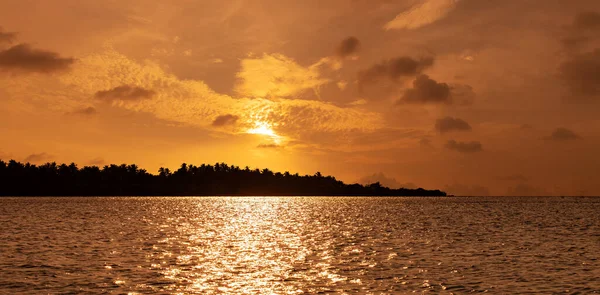Drammatico Cielo Tramonto Isola Tropicale Silhouette Nell Oceano Indiano — Foto Stock