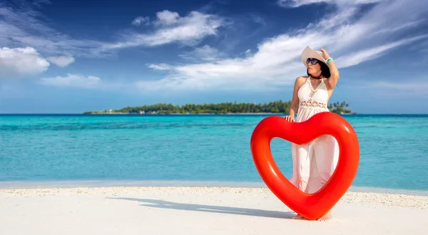 Frau Tropischen Strand Kleid Und Hut Mit Herzförmigem Schlauchboot — Stockfoto