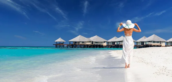 Mulher Vestindo Vestido Branco Chapéu Caminhando Direção Bangalôs Submarinos — Fotografia de Stock