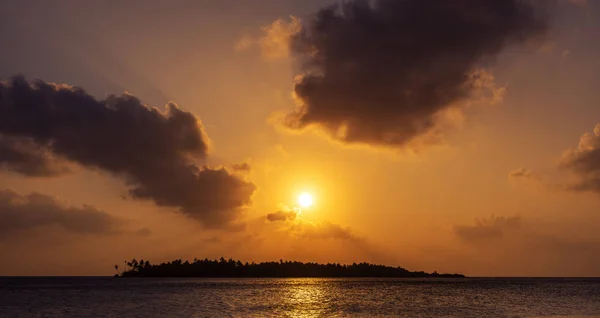 Dramático Cielo Atardecer Sobre Una Isla Tropical Maldivas — Foto de Stock