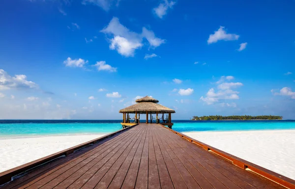 Деревянная Пристань Ведущая Террасу Мальдивском Море — стоковое фото