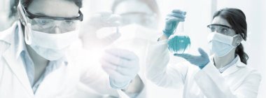 Araştırma laboratuarında çalışan kadın kimyagerlere çoklu maruz kalma.